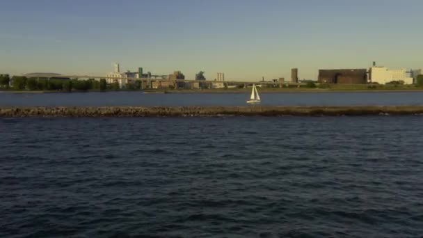 バッファローニューヨークのダウンタウンの海岸のエリー湖での帆船の4Kドローンショット これはこのシリーズの多くのクリップの1つです 全9話のうちの1話 — ストック動画