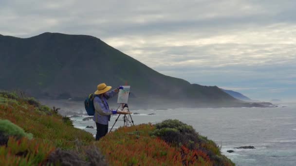 Lento Movimento Tiro Mulher Velha Pintando Pacific Coast Cliffs Big — Vídeo de Stock