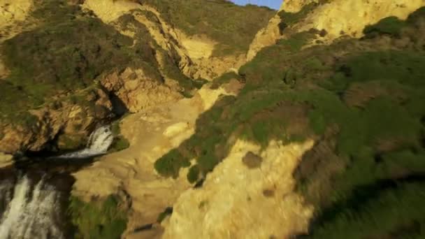 캘리포니아 포인트 레이즈에 알라레 폭포의 태평양으로 들어가는 절벽의 아름다운 시리즈의 — 비디오