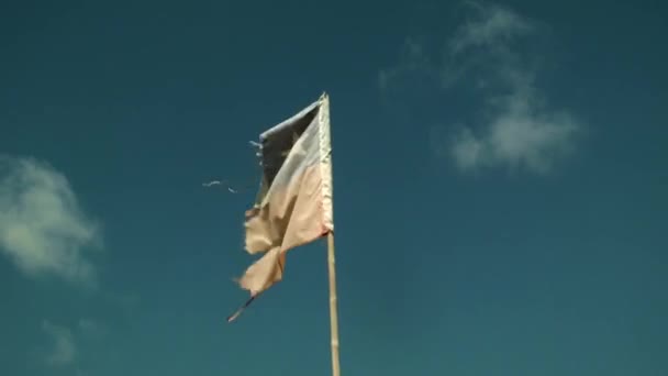 Rozdarta Wyblakła Flaga Chile Machająca Wietrze Przeciwko Błękitnemu Niebu Chmurami — Wideo stockowe