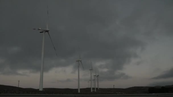 Turbinas Eólicas Contra Céu Nublado Cinzento Deserto Atacama Chile Baixo — Vídeo de Stock