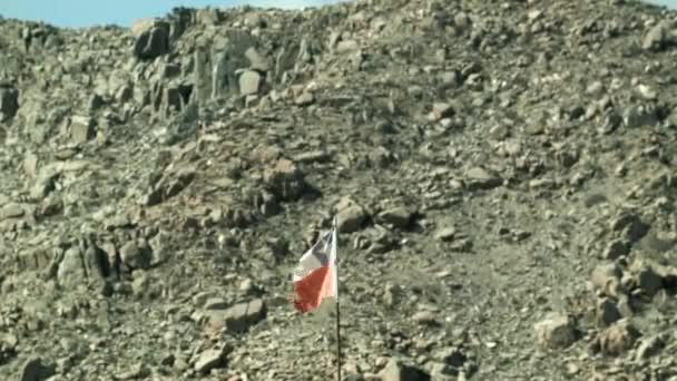 Παλιά Σημαία Της Χιλής Κυματίζει Από Τον Άνεμο Στο Βουνό — Αρχείο Βίντεο