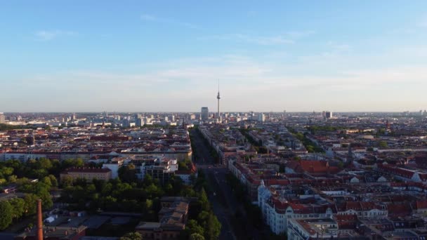 ベルリンのテレビ塔は 街のあらゆる場所から見ることができます幻想的な空中ビューフライトパノラマの概要プレンツラウアーバーグアリー夏2022のドローン映像 フィリップ マルニッツによる映画旅行ガイド — ストック動画