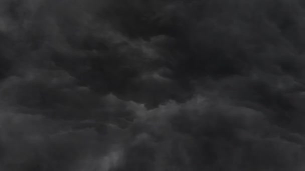 Una Tormenta Que Brilló Encendió Dentro Las Nubes Oscuras Cielo — Vídeo de stock