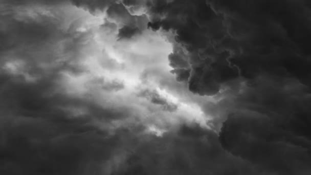 暗い雲が空に近づき4Kの雷雨 — ストック動画