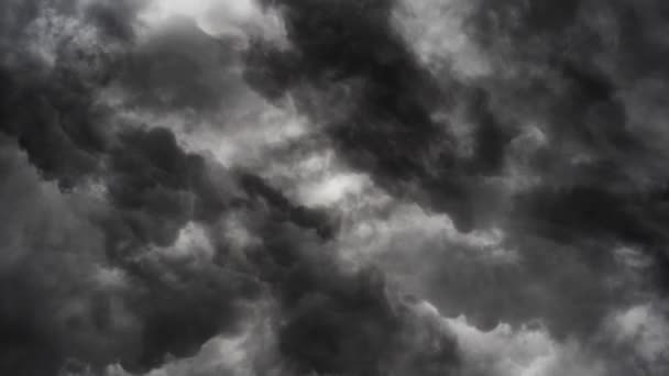 空に浮かぶ暗い雲の中に雷雨のPov — ストック動画