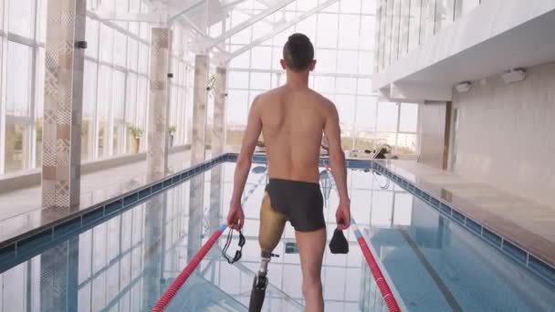 Vista Bach Nadador Masculino Deficiente Com Uma Perna Protética Frente — Vídeo de Stock