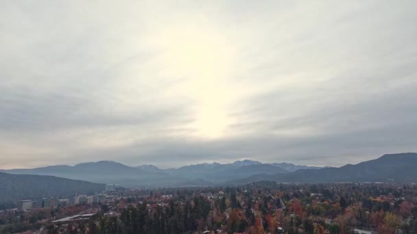 Wohnviertel Santiago Chile Vorbei Winterlichen Wolken Zeitraffer Herbstliche Bäume Der — Stockvideo