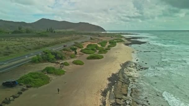 Vista Aérea Playa Arena Oahu Día Soleado Levantándose Hacia Atrás — Vídeos de Stock