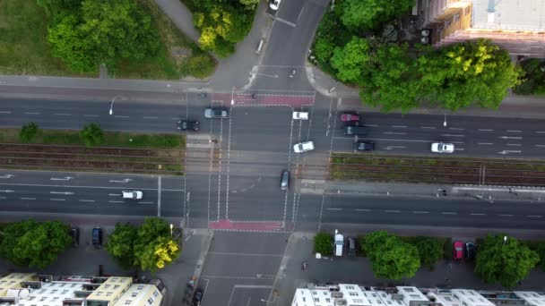 Nagy Utca Villamos Járkál Képből Tökéletes Légi Felvétel Madártávlatból Drónra — Stock videók