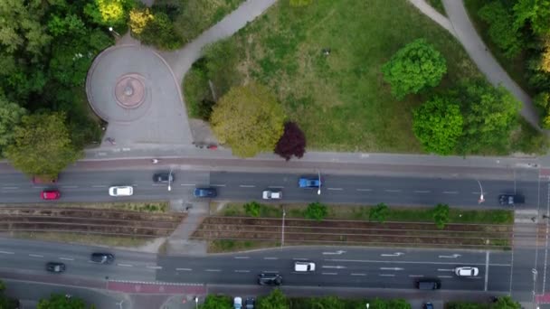 Bilar Kör Den Livliga Gatan Mitten Spår Spårvagn Otroligt Antenn — Stockvideo