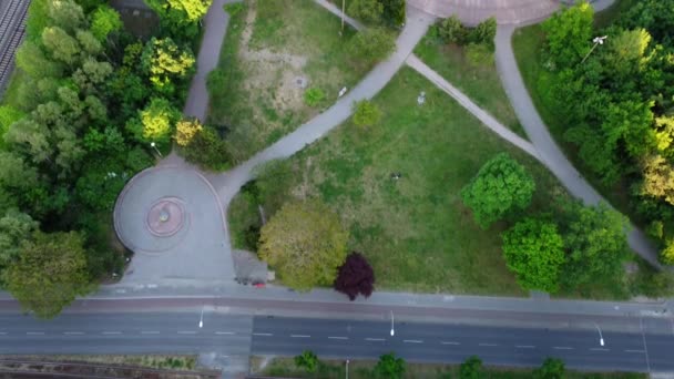 空荡荡的街道孤独公园对天文台和S Bahn轨道的概览伟大的空中俯瞰飞行缓慢倾斜无人机镜头柏林Prenzlauer Berg Allee 2022年夏天 菲利普 马尔尼茨的电影 — 图库视频影像