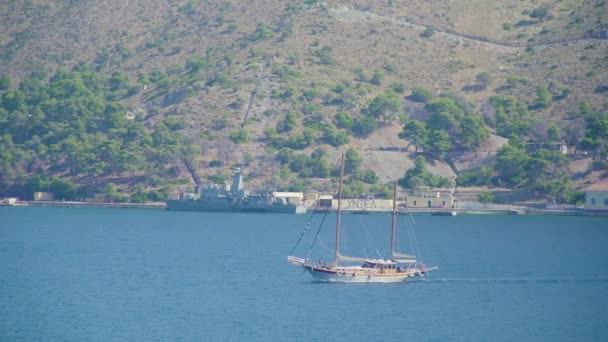 Una Barca Vela Nel Mare Largo Della Costa Leros Grecia — Video Stock