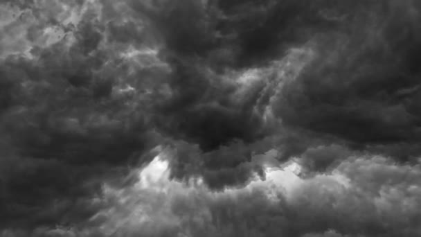 Una Tormenta Con Relámpagos Que Brilló Dentro Nubes Oscuras — Vídeos de Stock