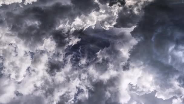 Μια Καταιγίδα Που Έλαμπε Μέσα Στα Πυκνά Σύννεφα Στον Ουρανό — Αρχείο Βίντεο