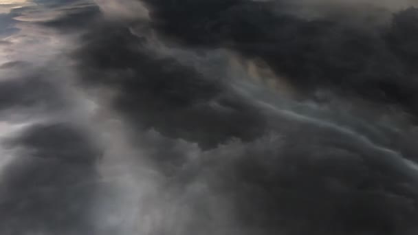 暗い雲の中に落雷する雷雨4K — ストック動画