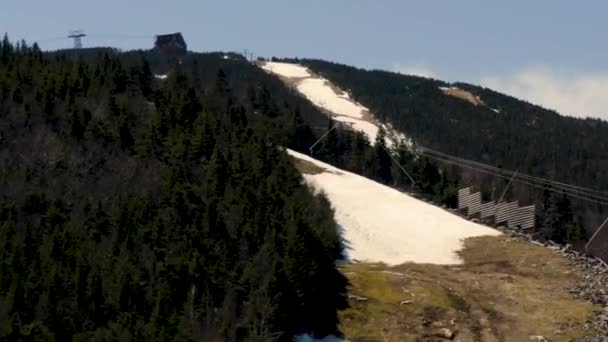 雪融けとスキーリフトトラムの建物Hd 30Pと夏の間のドローン空中スキー山 — ストック動画
