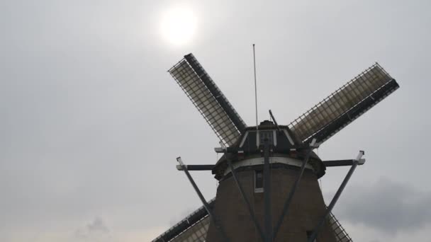 Die Flügel Einer Holländischen Windmühle Drehen Sich Nebligen Sonnenschein — Stockvideo