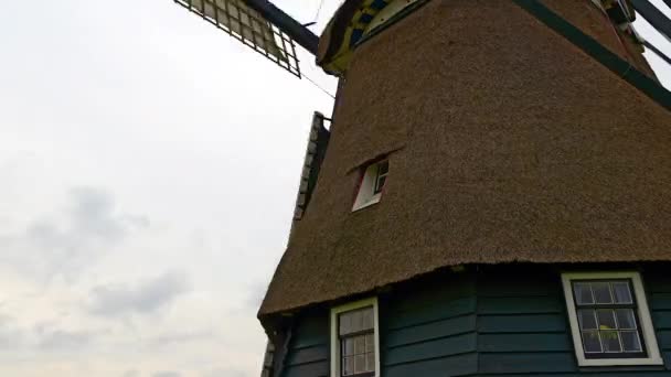 전통적 네덜란드 날개를 — 비디오