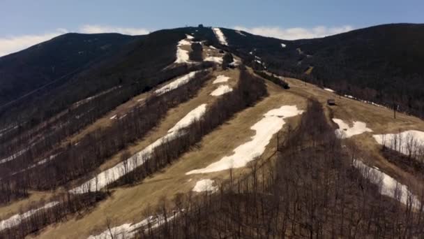 Skiberg Nach Saisonabschluss Neuengland Mit Schmelzendem Schnee Und Schneeschmelze Drohne — Stockvideo