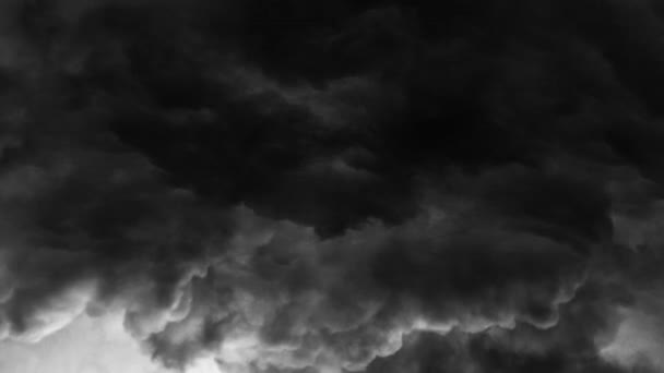Una Tormenta Dentro Espesa Nube Gris Oscura Acercaba Cielo — Vídeo de stock