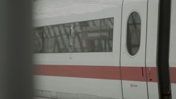 Pociąg Odjeżdża Dworca Kolejowego Odkrywa Dojeżdżających Drugiej Stronie Czeka — Wideo stockowe