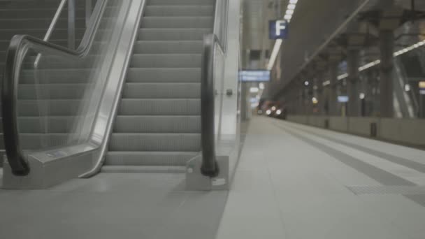 Τρένο Φτάνει Άδεια Πλατφόρμα Κυλιόμενες Σκάλες Ανεβαίνει Στατική Βολή — Αρχείο Βίντεο