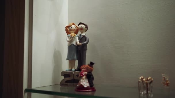Figura Cerâmica Uma Prateleira Vidro Casal Que Foram Casados Por — Vídeo de Stock