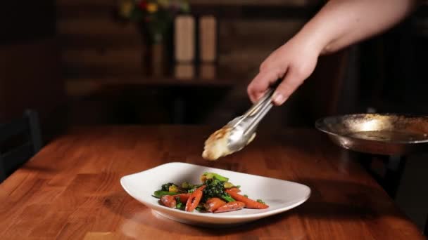 Chef Plating Halibut Vegetables Plate Cerca — Vídeo de stock