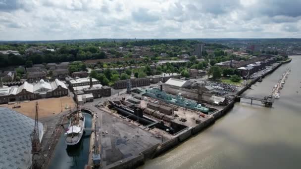歴史的な造船所チャタム ケント英国の裏側のドローンの空の景色 — ストック動画