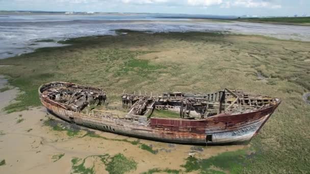 Barco Naufragado Río Medway Kent Reino Unido Cerrar Vista Aérea — Vídeo de stock