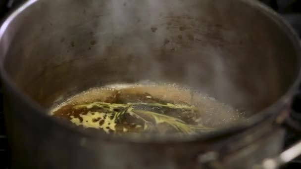 Bouillon Bouillant Aux Herbes Sur Casserole Gros Plan — Video