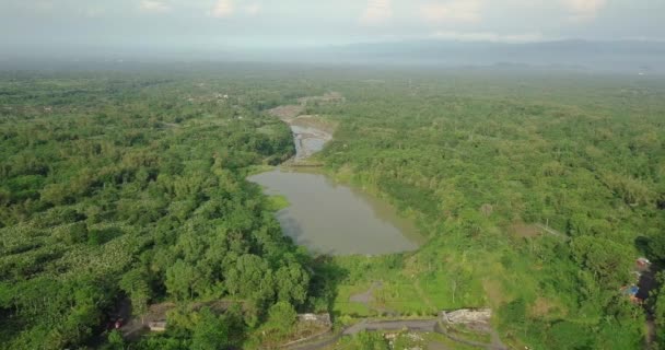 Göl Sık Ormanlarla Çevrili Olan Madenciliğin Sonucudur Merapi Dağı Nın — Stok video