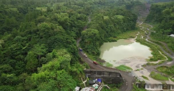 Caminhões Movem Estrada Entre Floresta Densa Nas Encostas Monte Merapi — Vídeo de Stock