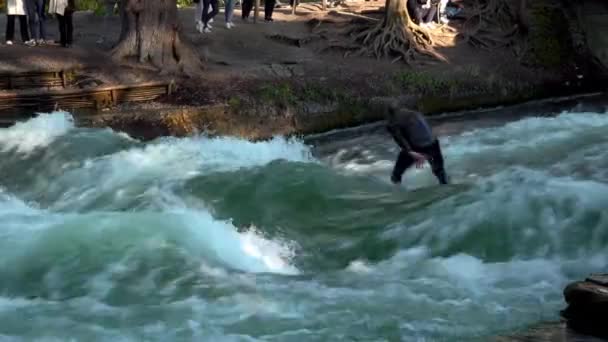 Αυτό Σημείο Surfing Ποταμού Είναι Γνωστό Και Προσελκύει Surfers Και — Αρχείο Βίντεο