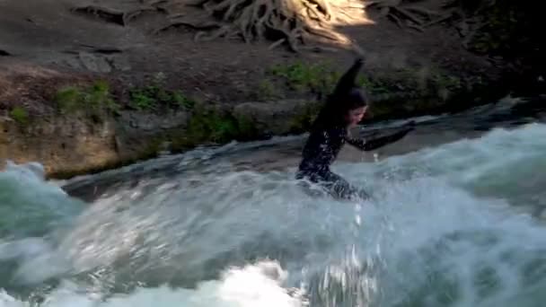 아이슬리 입구에 아이즈 강에서 수영하는 여성입니다 세계에서 파도타기하는 사람들 구경하는 — 비디오
