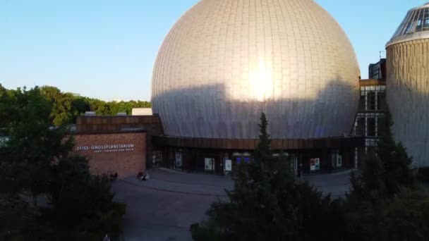 在卡尔 Carl Zeiss 的阴影下 大型天文馆的人们在柏林普伦茨劳尔 Prezlauer Berg Allee 2022年夏天的壮观的空中俯瞰飞行飞越无人机镜头 菲利普 — 图库视频影像