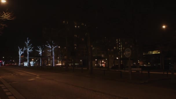 Kantoor Zoek Naar Gebouw Een Donkere Avond Stad Verenigd Koninkrijk — Stockvideo