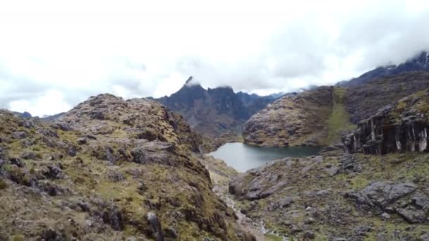 Cinematic Shot Mountains Lake Peru — Vídeo de stock