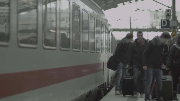 Passeggeri Scendono Dal Treno Sul Binario Con Loro Bagagli Treno — Video Stock