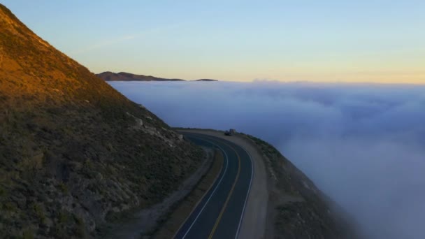 マリンフォグ層と日没の間のビッグサーとカーメル高地カリフォルニア近くの太平洋岸崖のドローンショット — ストック動画
