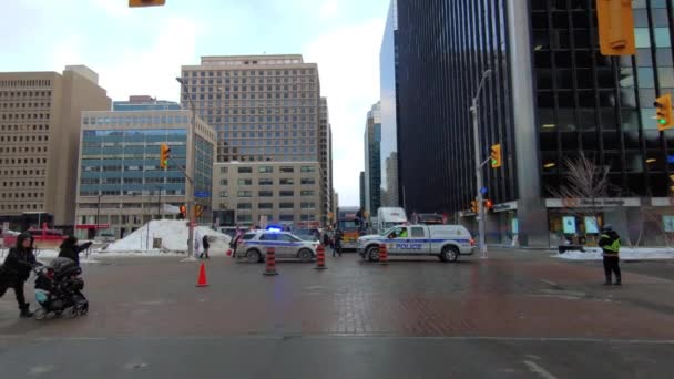 Langzaam Naderende Een Politie Barricade Tijdens Vrachtwagenchauffeur Covid Protest Voetgangers — Stockvideo