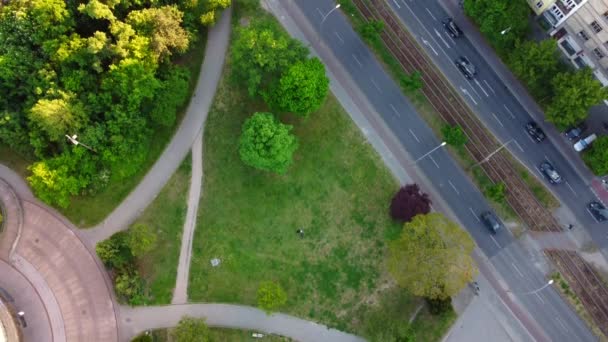道路上の緑のフリックスバスセンターへ劇的な空中ビューフライトは ベルリン プレンツラウアー ベルク アリー サマー2022のドローン映像をゆっくりと傾斜させます フィリップ マルニッツによる映画旅行ガイド — ストック動画