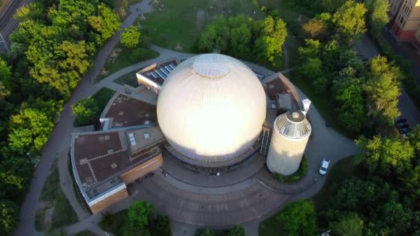 Zeiss天文馆S Bahn铁轨延长公园完美的空中俯瞰飞行缓慢地倾斜着柏林普伦茨劳尔 艾莉2022年夏天的无人机镜头 菲利普 马尔尼茨的电影旅行指南 — 图库视频影像