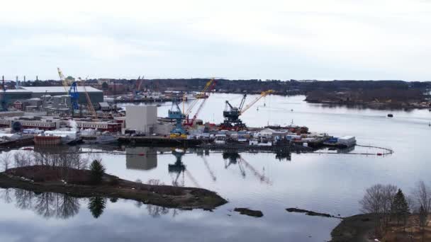美国缅因州和新罕布什尔州之间河流岛上的朴茨茅斯海军造船厂 静态鼓队射门 — 图库视频影像