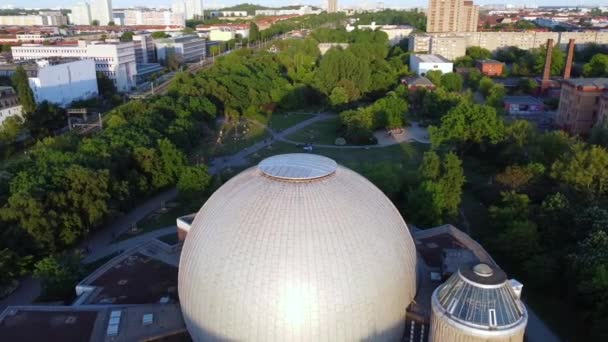 一个完美的圆形 围绕着天文馆的半圆形巨大的航拍全景曲线飞行无人机镜头的柏林Prenzlauer Berg Allee 2022年夏天 菲利普 马尔尼茨的电影旅行指南 — 图库视频影像
