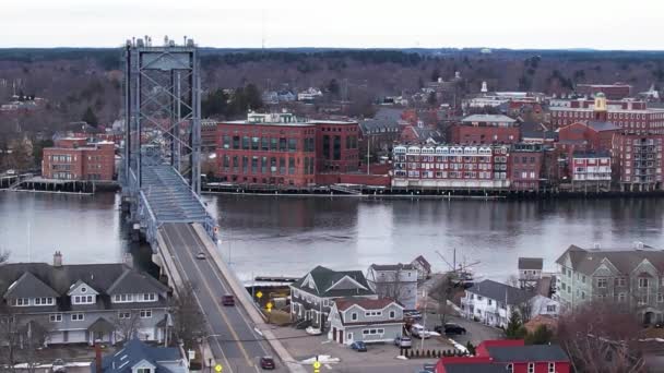 美国新罕布什尔州Kittery Maine Portsmouth State Border Landmark Static Drone Shot之间的纪念桥 — 图库视频影像