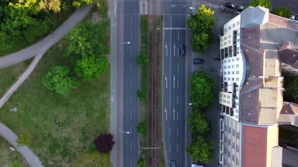 Автомобілі Їдуть Обох Напрямках Велосипедистів Prenzlauer Allee Stunning Air View — стокове відео