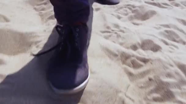 Closeup Tiro Homem Caminha Uma Praia Arenosa Ostende — Vídeo de Stock
