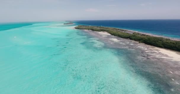 Повітряний Ландшафтний Кораловий Бар Карибському Морі Люди Фоні Кіоску Поверніть — стокове відео